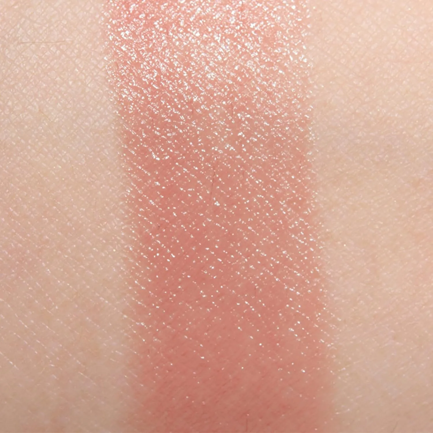 MAC Lustre Lipstick - HUG ME - Neutral flesh pink