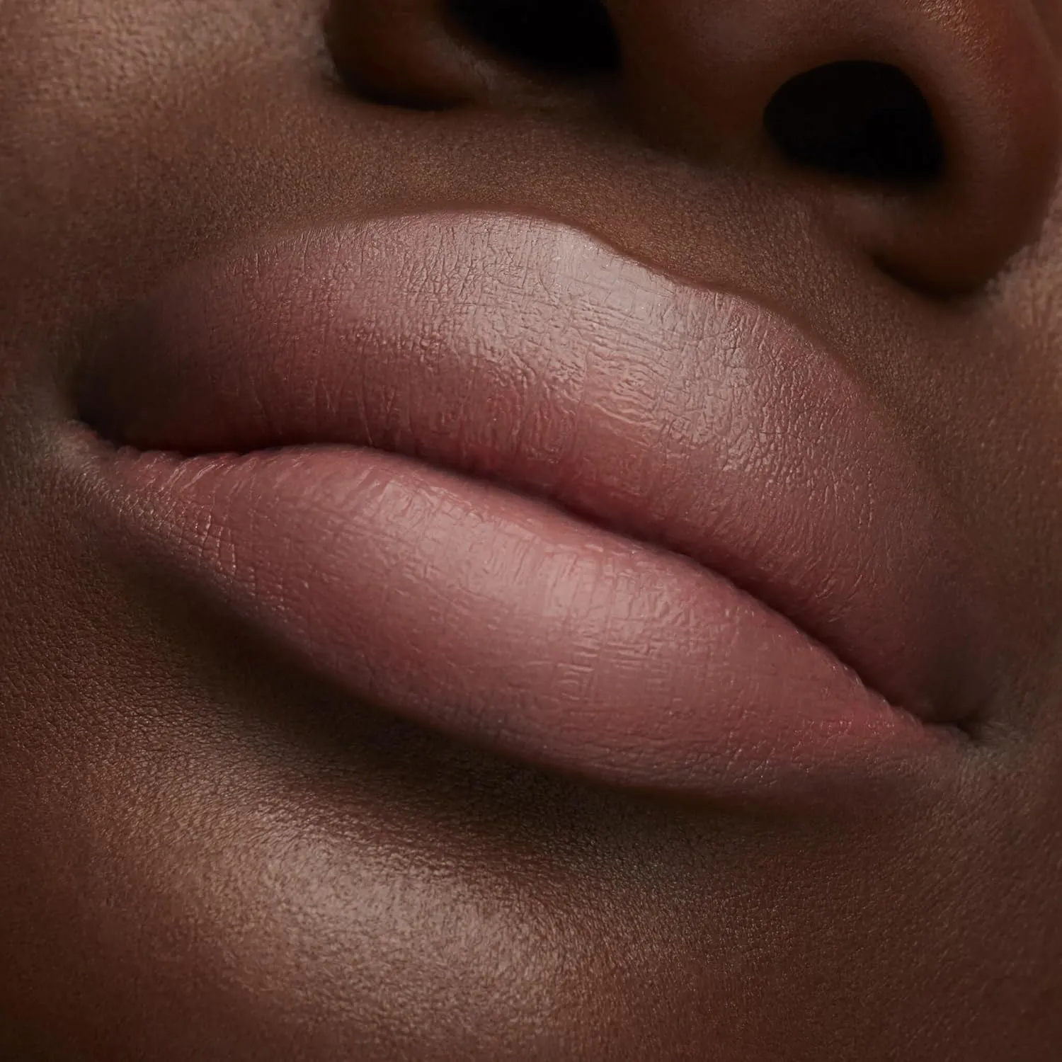 MAC Lustre Lipstick - HUG ME - Neutral flesh pink